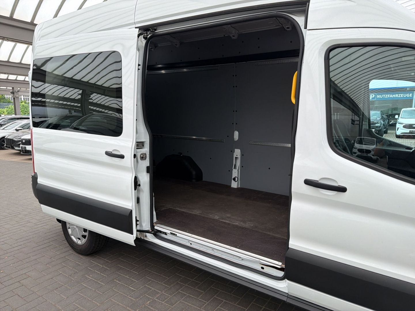 Fahrzeugabbildung Ford Transit Kasten 350 L3 Trend AHK Apple CarPlay An