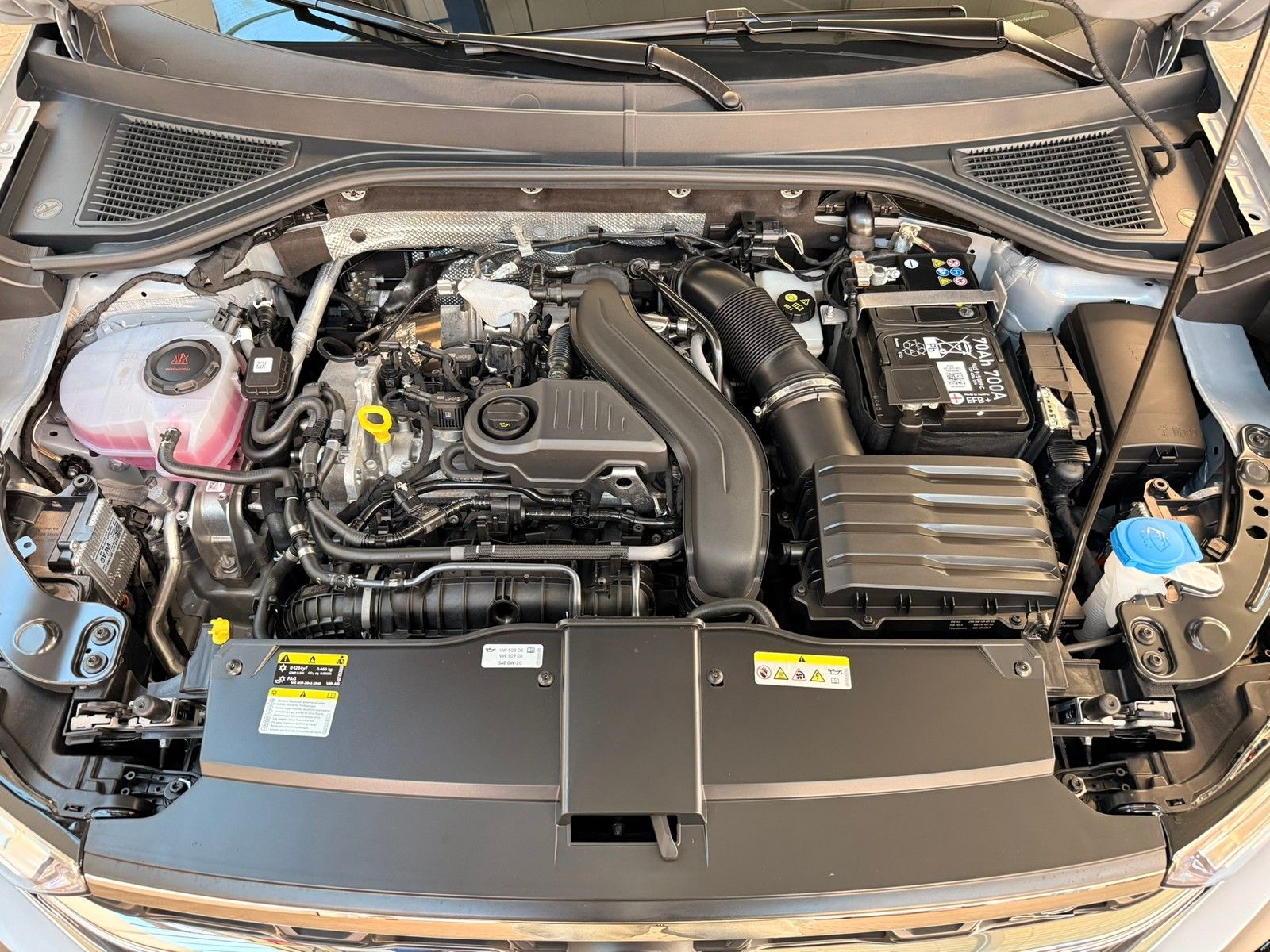 Fahrzeugabbildung Volkswagen T-Roc 1,5 TSI R-Line DSG + AHK + IQ.Light + Navi