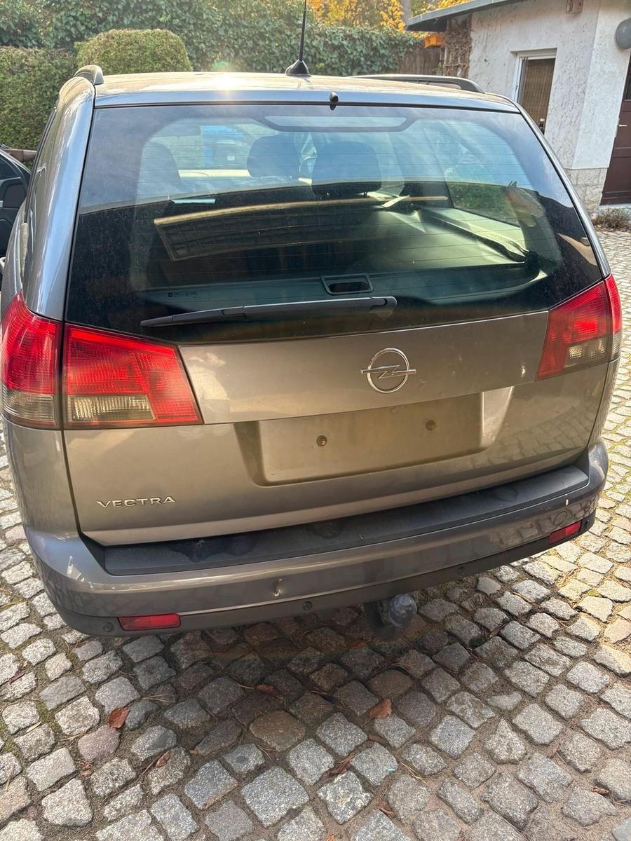 Opel Vectra 2005 — rear view
