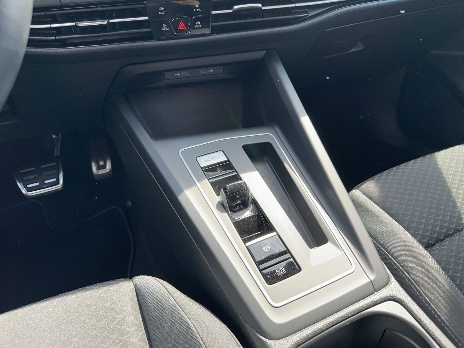 Fahrzeugabbildung Volkswagen Golf VIII Variant eTSI Active DSG DSG NAVI LED A