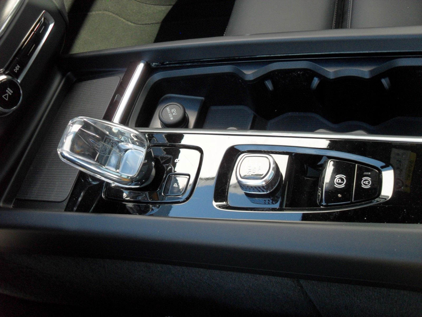 Fahrzeugabbildung Volvo XC 60 B5 Plus Black Edition AWD | Luftfederung