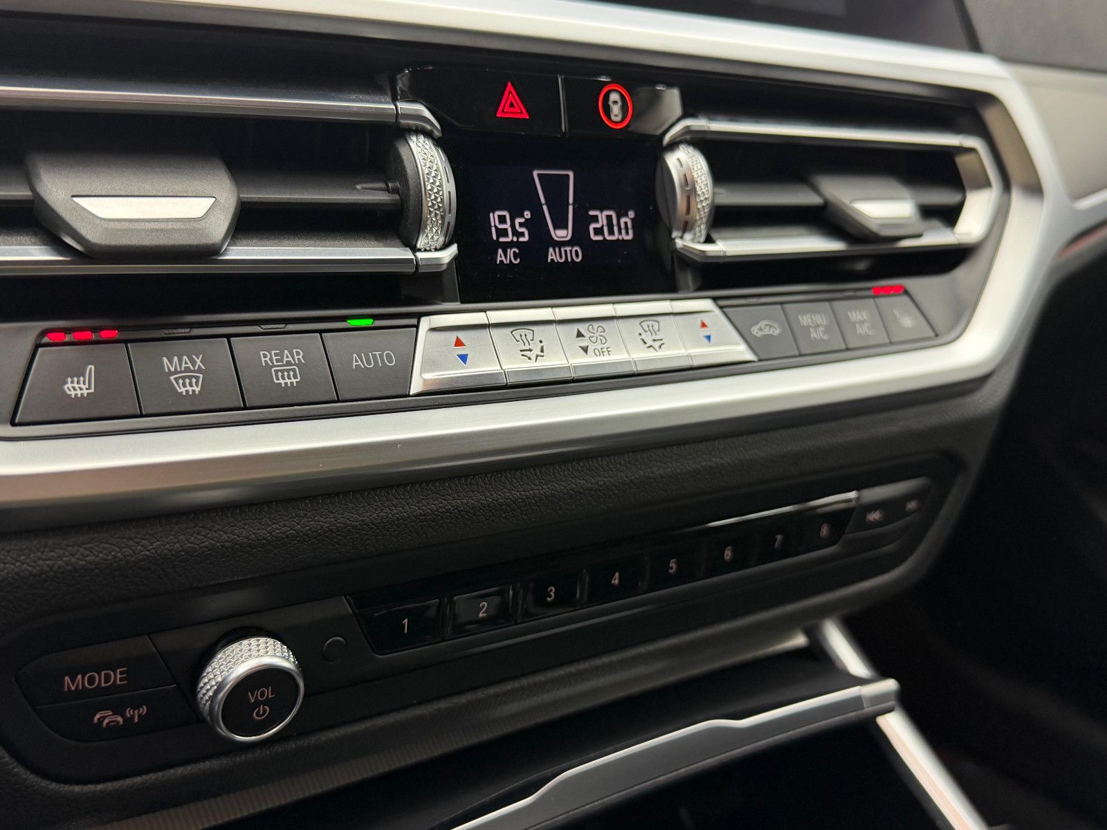 Fahrzeugabbildung BMW 330i xDrive M-SPORT/HUD/DE-FZG/HiFi/LIVE CO/2.HD