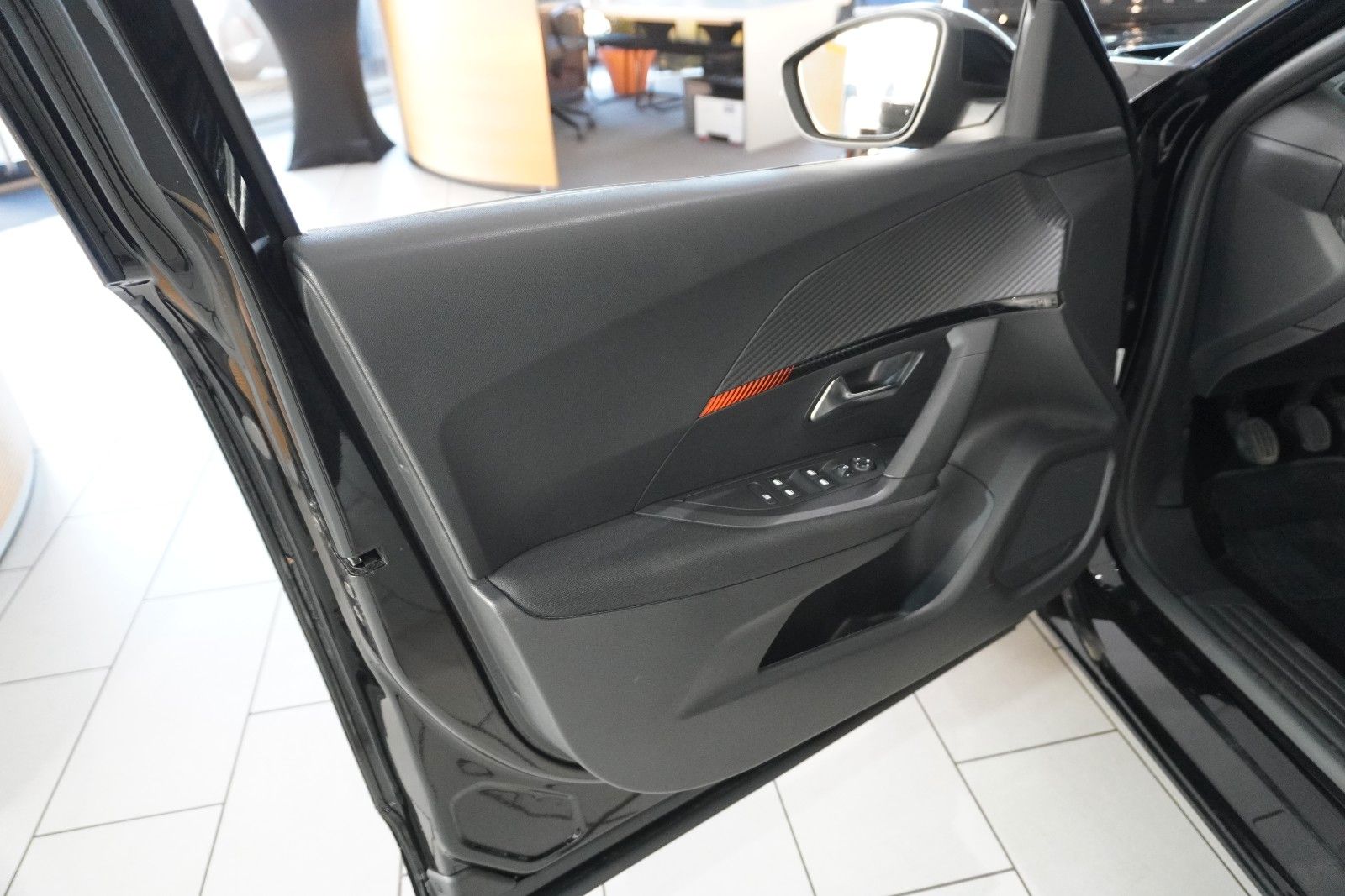 Fahrzeugabbildung Peugeot 2008 1.2T ACTIVE PACK NAVI/LED/KAMERA/SPORT/SH