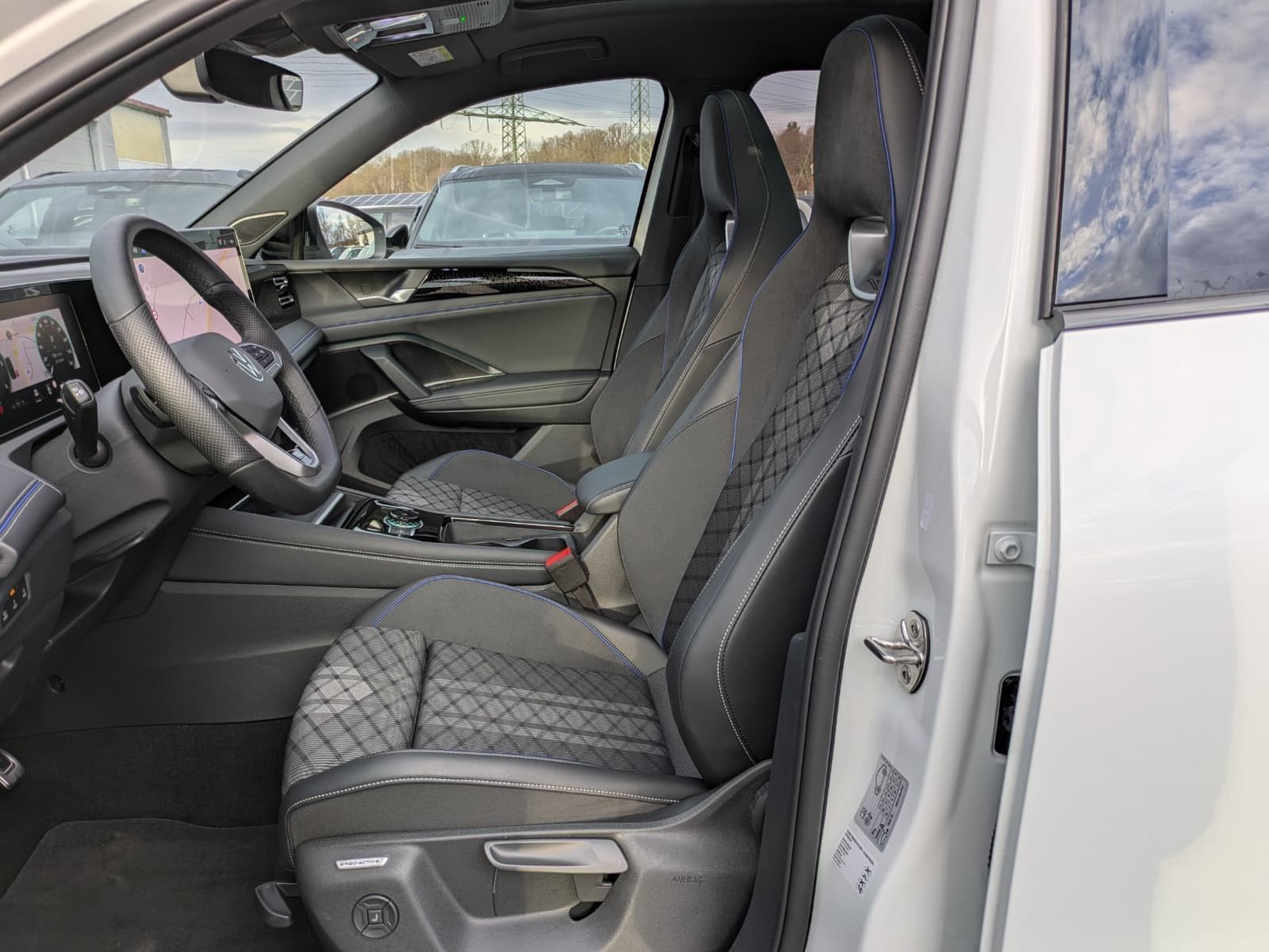 Fahrzeugabbildung Volkswagen Tiguan 2.0 TDI 4M R-Line PANO*H&K*AHK*MATRIX*20"