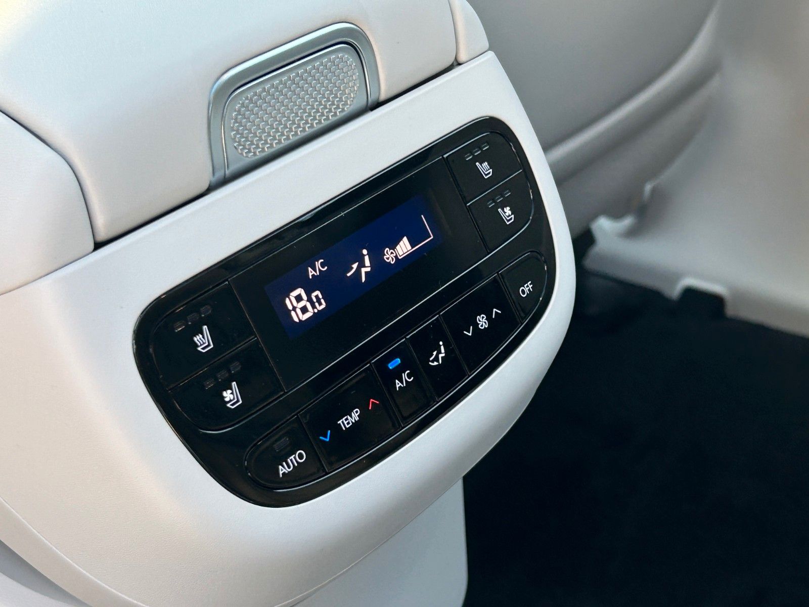 Fahrzeugabbildung Hyundai IONIQ 9 UNIQ 226kW *RW600KM*Pano*6Si*Relax*HeUp*