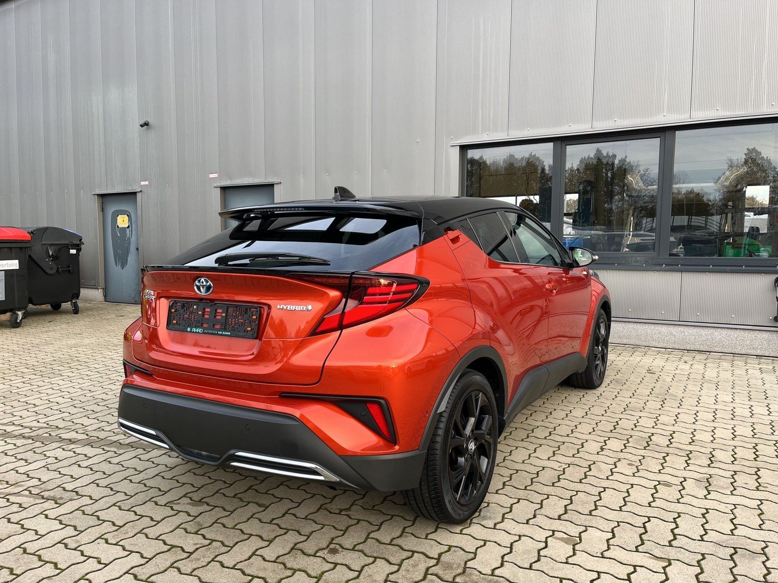 Fahrzeugabbildung Toyota C-HR 2.0-l-VVTi Hybrid Orange Edition