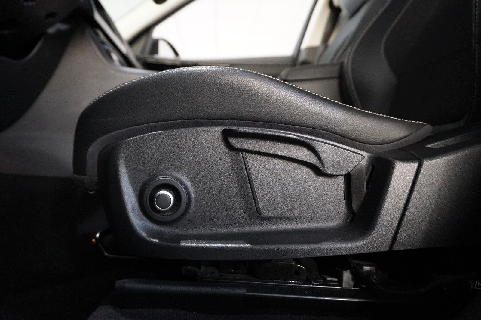 Fahrzeugabbildung Jaguar F-Pace 30D R-SPORT AWD NAVI/LED/SHZ/SPORT/AHK