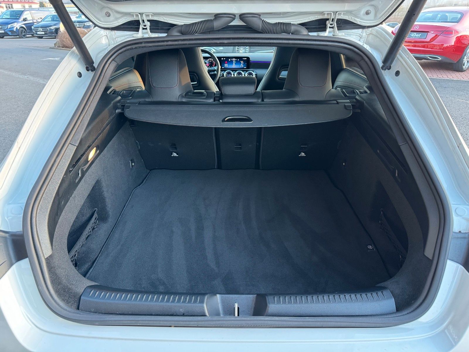 Fahrzeugabbildung Mercedes-Benz CLA 200 SB+AMG+Pano+Distr+Ambiente+Night+RFK