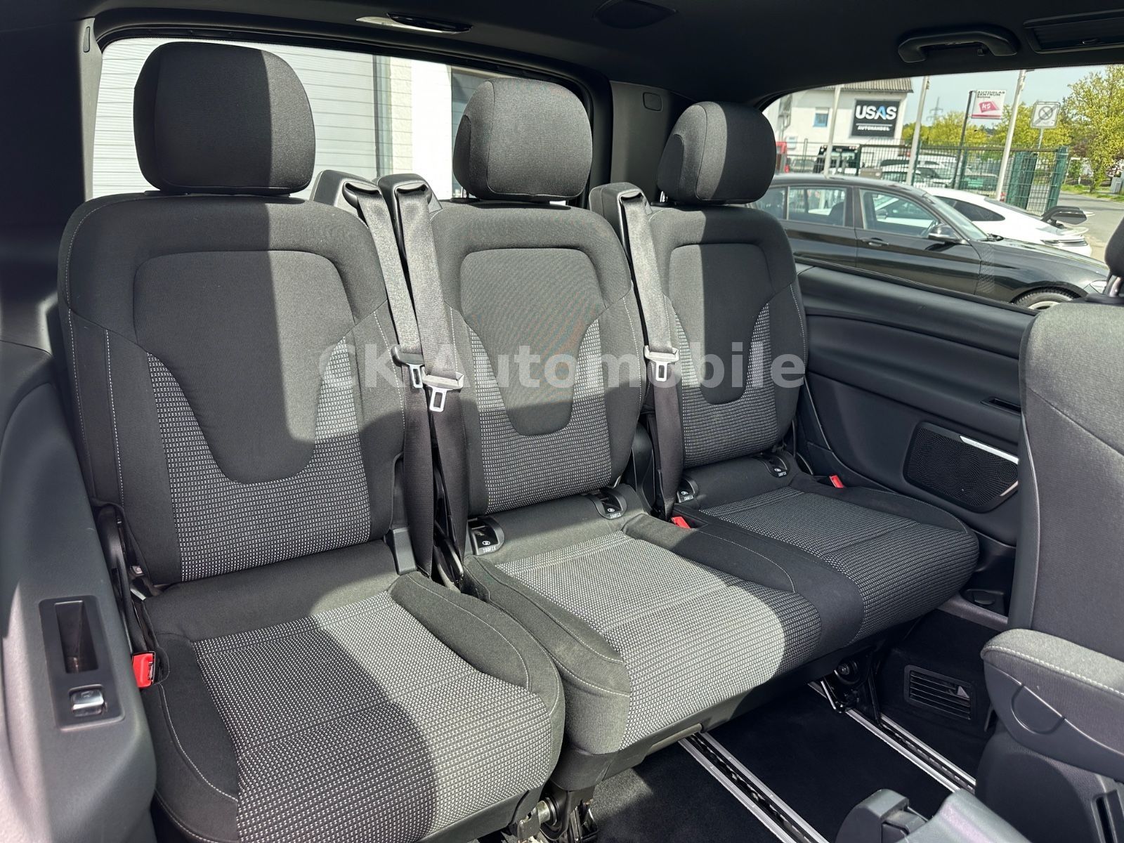 Fahrzeugabbildung Mercedes-Benz V300d EDITION 4Matic AMG-Line/7 Sitze/Pano/LED