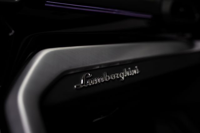Fahrzeugabbildung Lamborghini Urus Bang&Olufsen MY2021 nero/green ADAS Massage