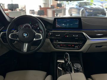 Fahrzeugabbildung BMW 530d Tour Sport Line HI-FI Pano M Sportfahrwerk