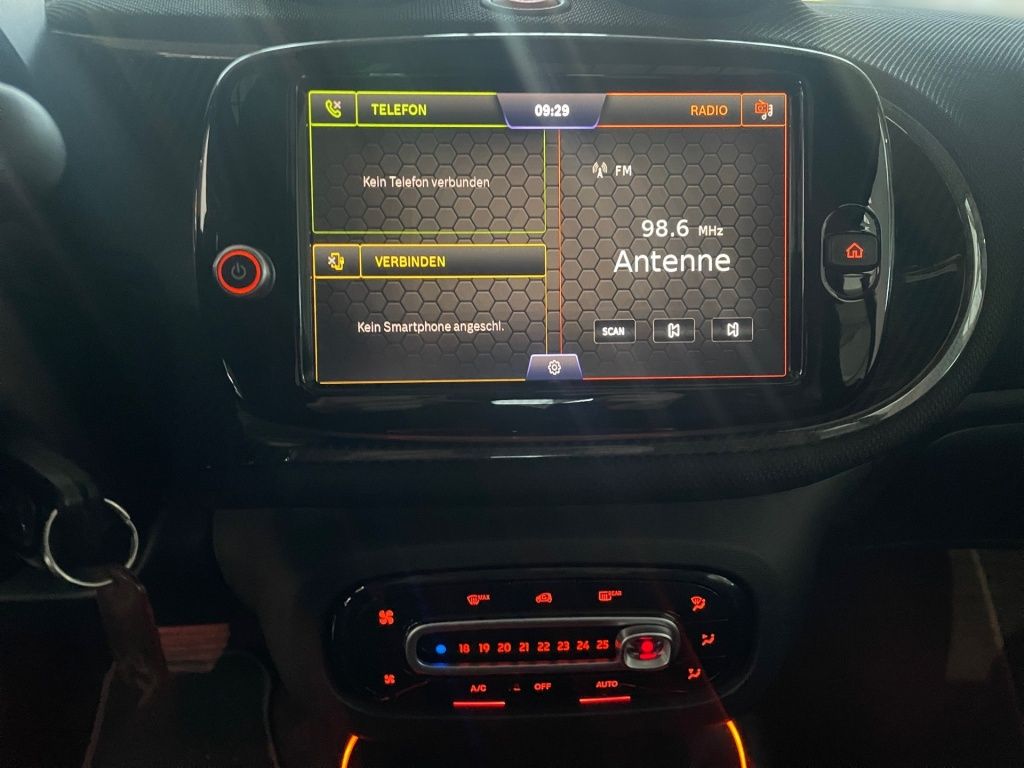 Fahrzeugabbildung Smart EQ ForTwo Exclusiv Pano LED Sound SHZ Navi KAM