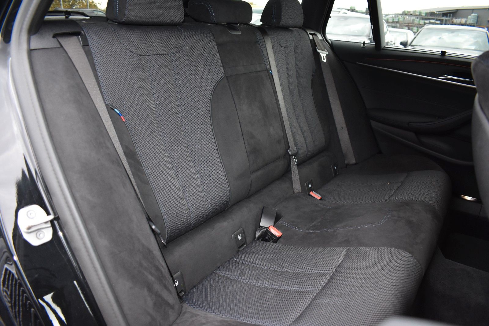 Fahrzeugabbildung BMW 530d Touring xDrive MSport LASER/HUD/KEYLESS/AHK