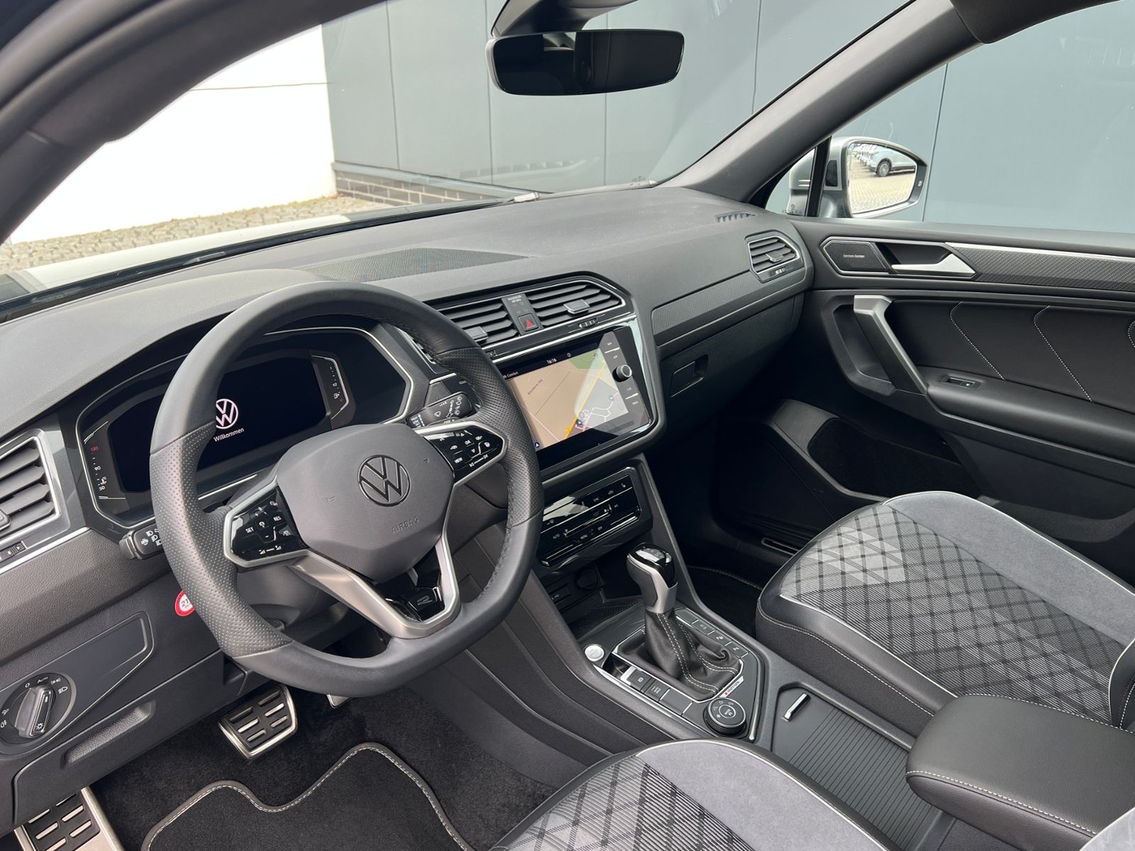 Fahrzeugabbildung Volkswagen Tiguan Allspace R-Line 2.0 TDI DSG 4MOTION *AHK,
