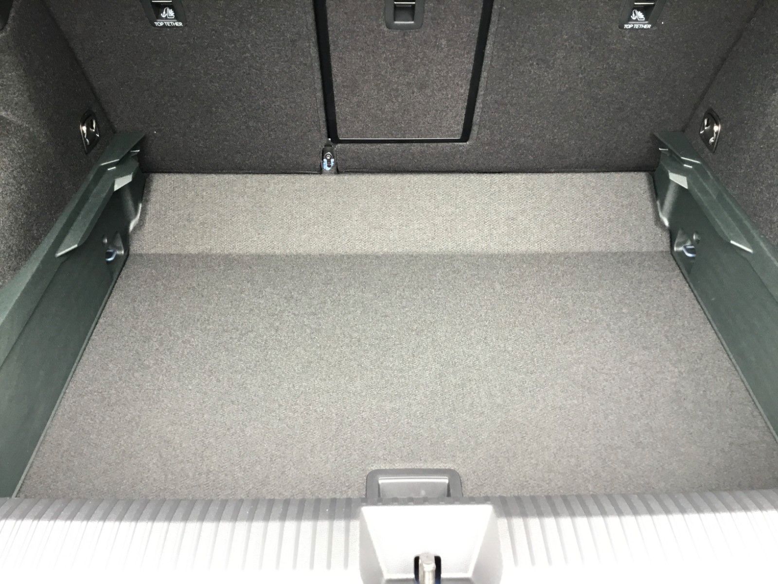Fahrzeugabbildung Volkswagen T-Roc 1.5 eTSI DSG R-Line+AHK+LED+Navi+18"+Kessy