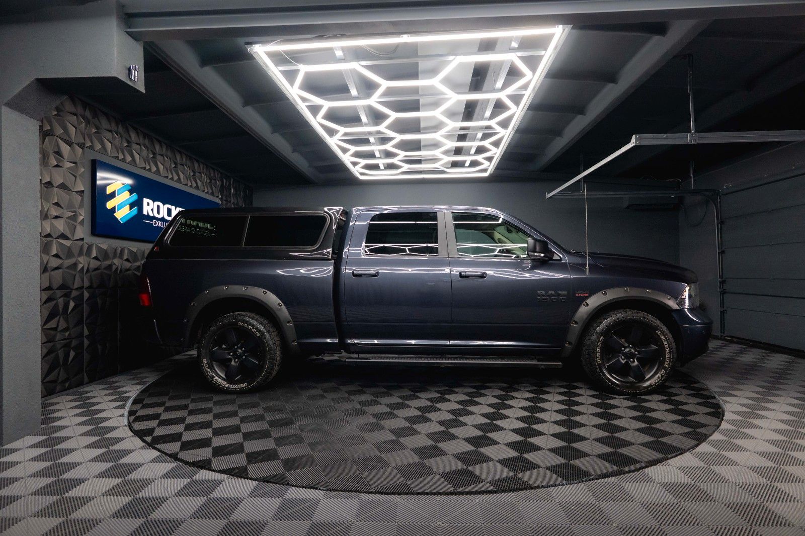 Fahrzeugabbildung Dodge RAM 5.7 V8 HEMI 4x4 Offroad Night  LONGBED*LPG*