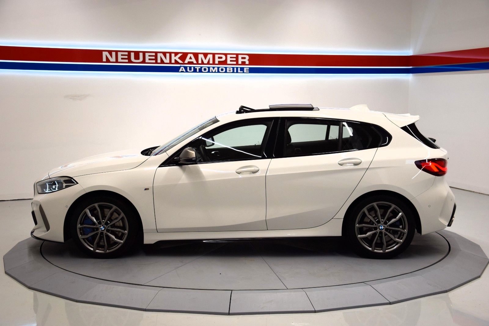 Fahrzeugabbildung BMW M135i xDrive Pano ACC HuD harman/karo NP 63.300€