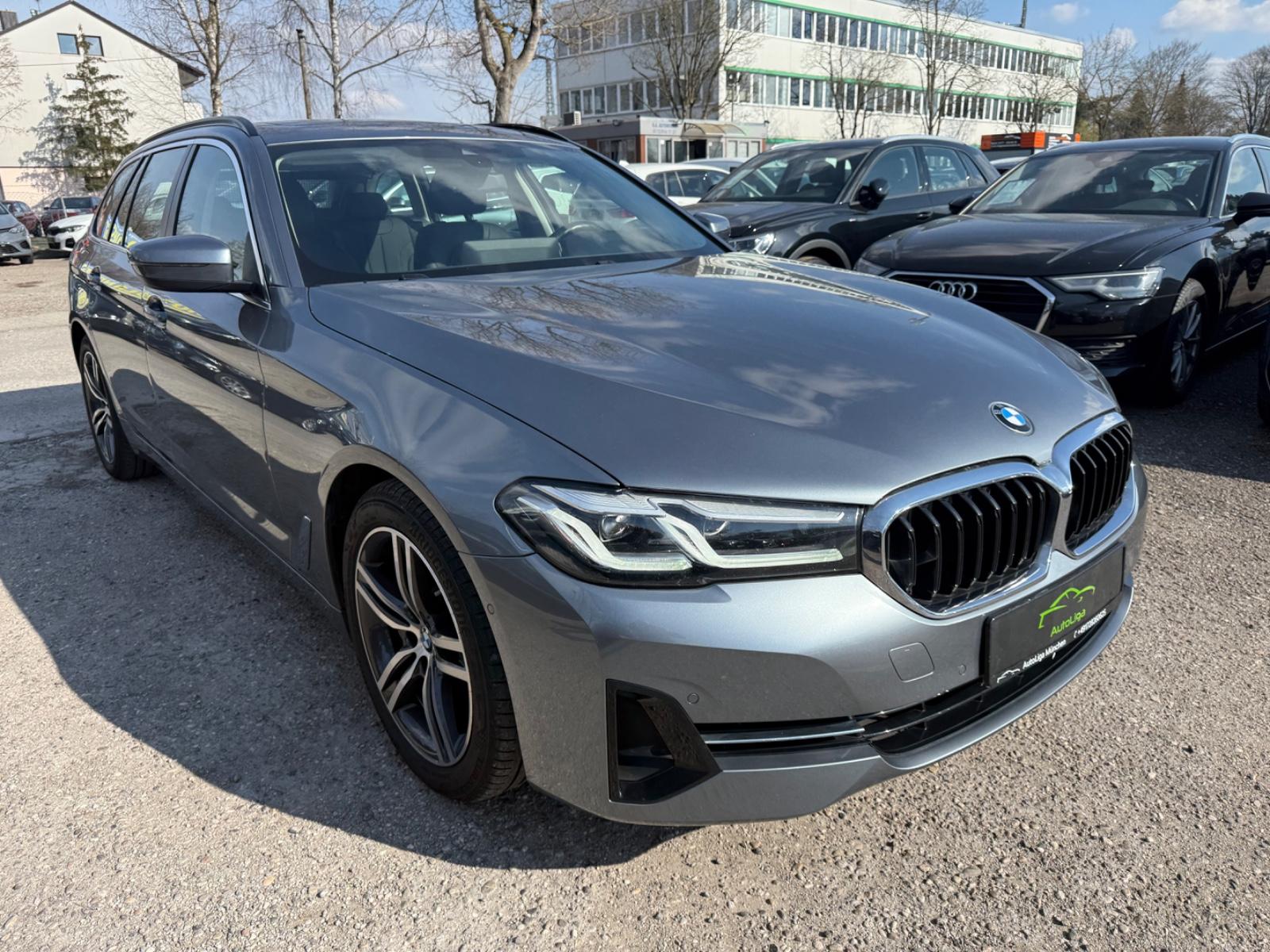 BMW 530e Touring A Panorama Leder Rück Camara