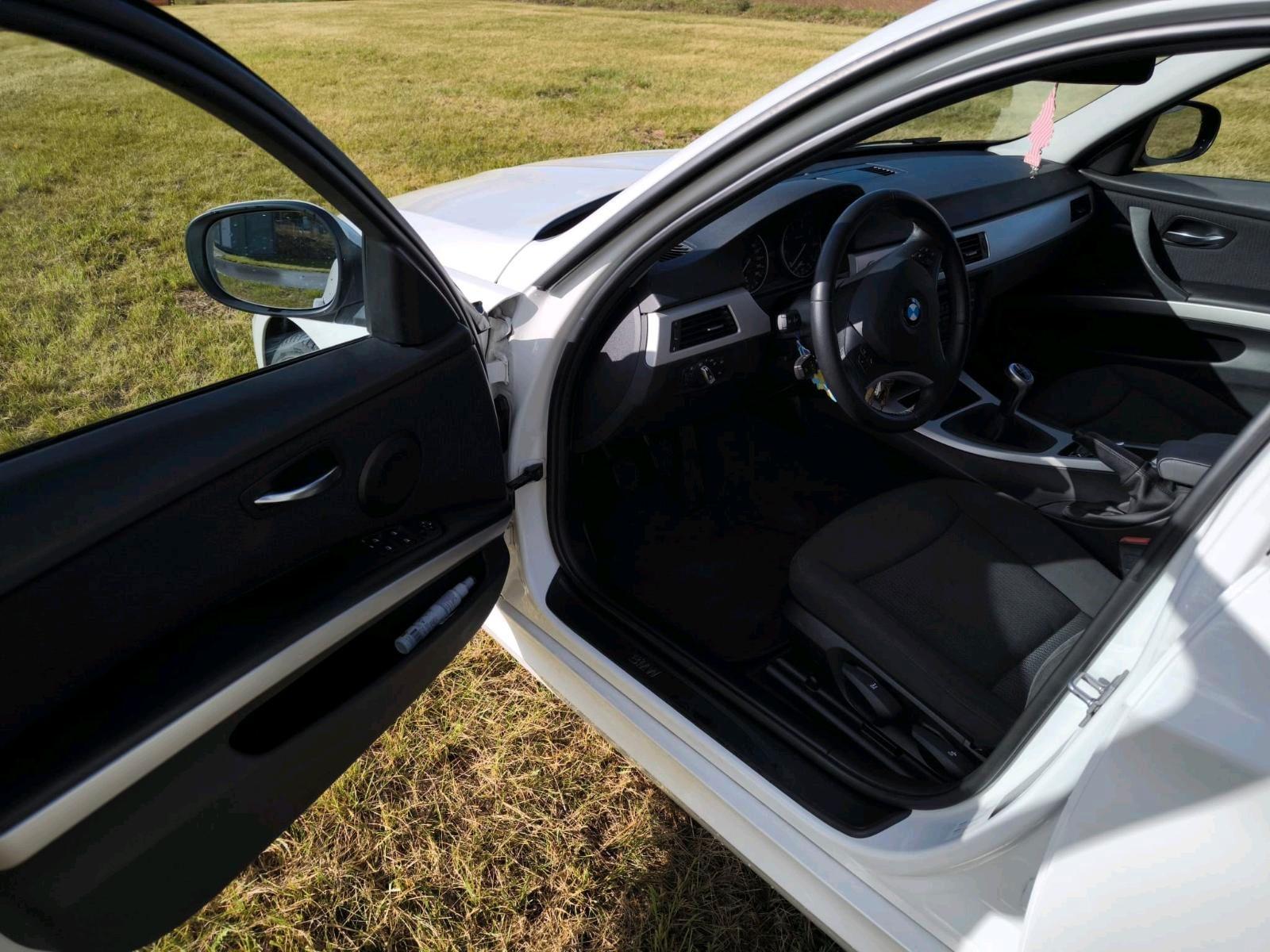 BMW 318 2011 — photo 9