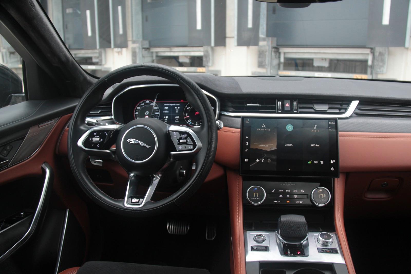 Jaguar F-Pace P550 SVR AWD