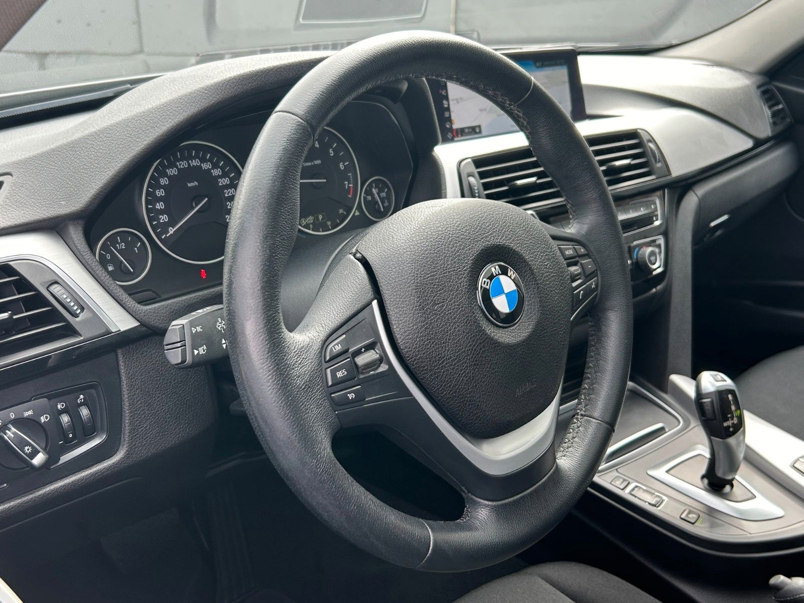 Fahrzeugabbildung BMW 320i Touring Steptronic Advantage Pano SHZ PDC