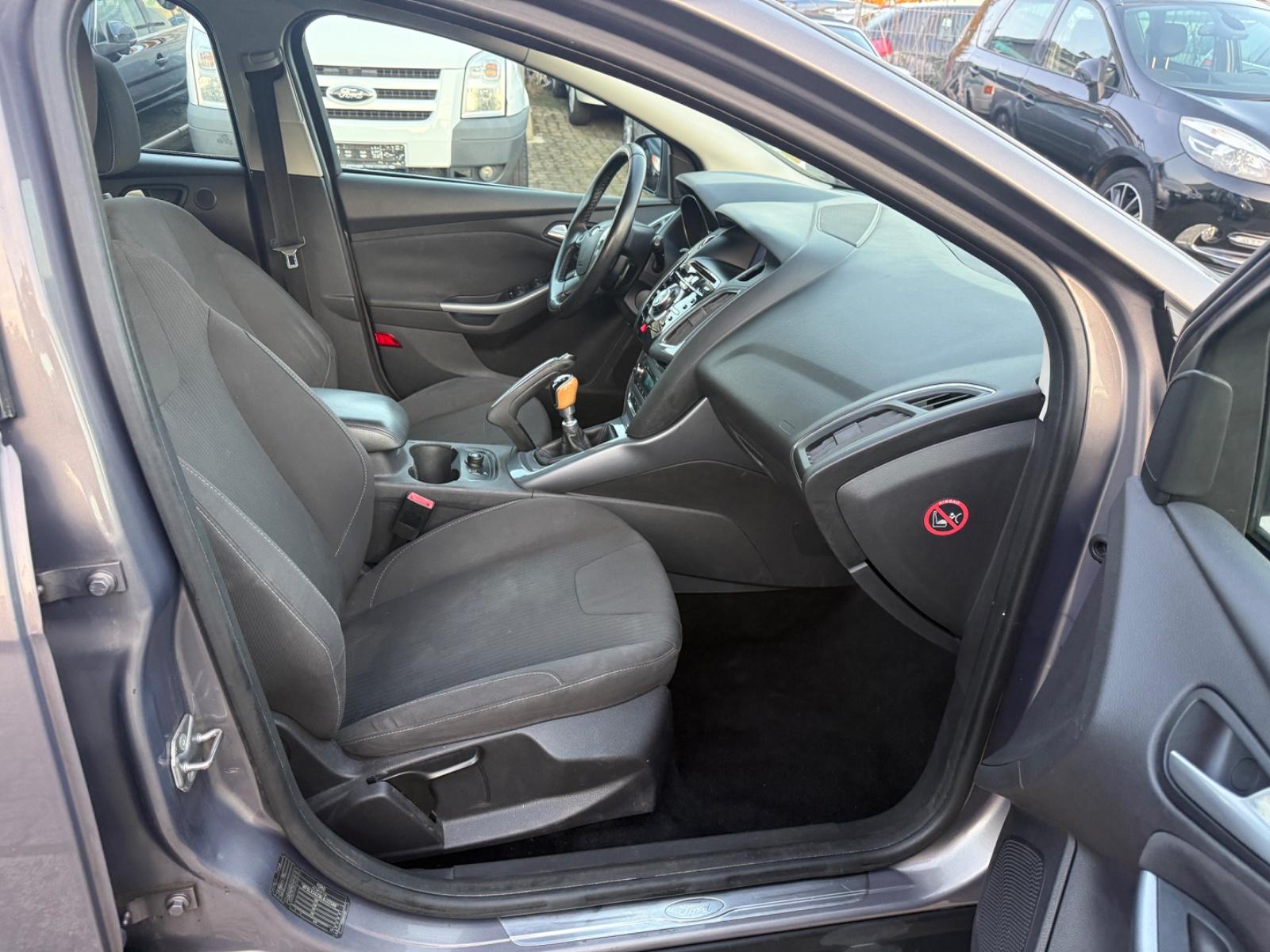Ford Focus 2011 — photo 11