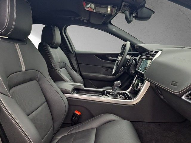 Fahrzeugabbildung Jaguar XE D200 AWD R-Dynamic Black LED ACC NAVI 19" SOU