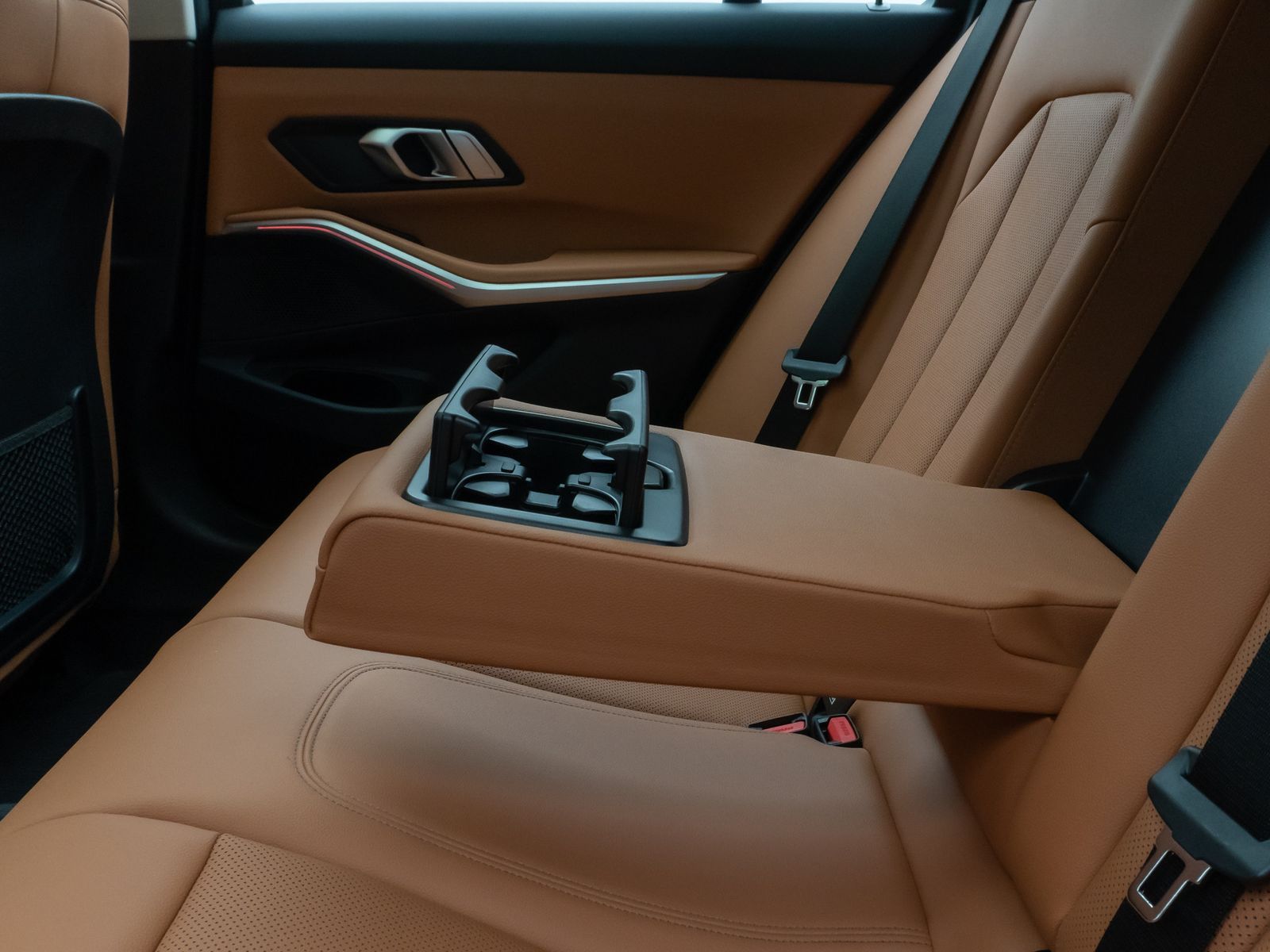 Fahrzeugabbildung BMW 320d xD  Panorama HUD DAB AHK Alarm PDC Sport