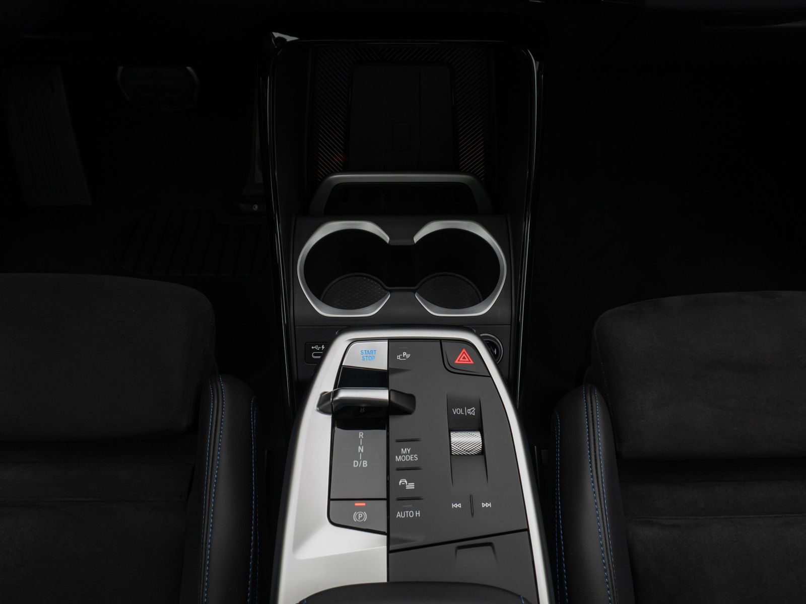 Fahrzeugabbildung BMW iX1 xD30 M Sport Panoram 360°HUD DAB AHK Komfort