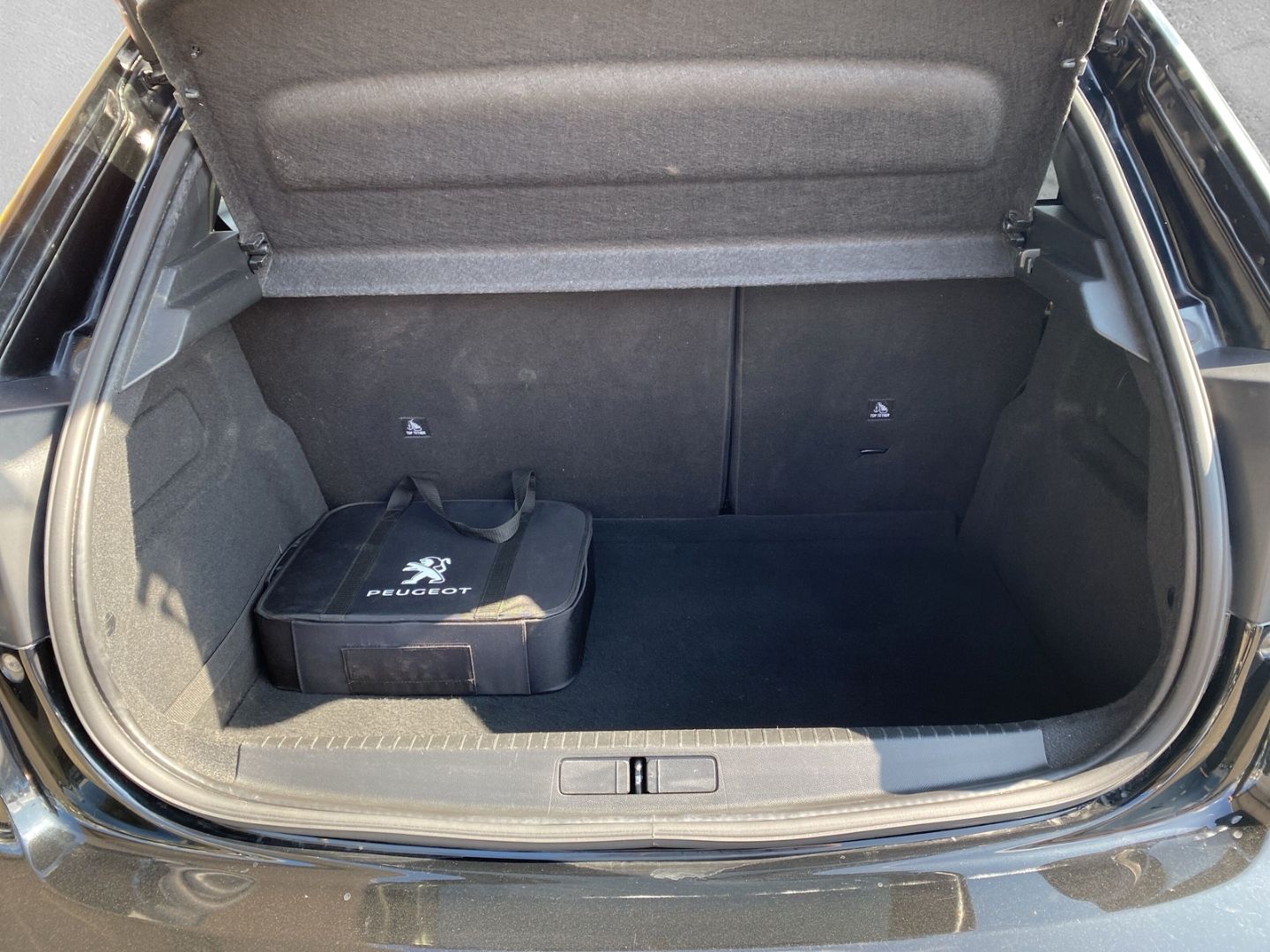 Fahrzeugabbildung Peugeot 208 E- ALLURE ELETKROMOTOR 136