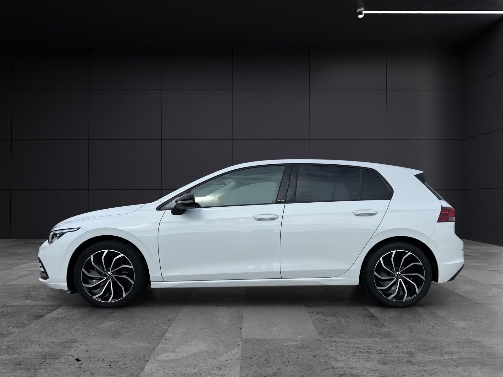 Fahrzeugabbildung Volkswagen Golf VIII TSI Active LED AHK Navi AID ACC RFK SH