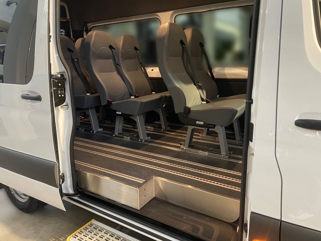Fahrzeugabbildung Mercedes-Benz Sprinter 317 Kombi L2H2 Mobility Rollstuhl Lift