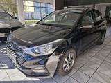 Hyundai i20 1.0 T-GDI *Automatik*RFK*CarPlay*SHZ*LHZ*Tem - Hyundai i20: Schwarz