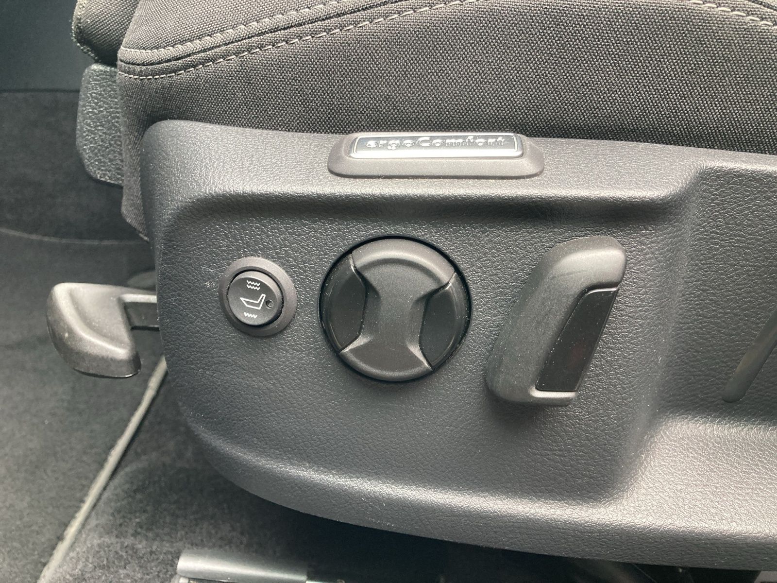 Fahrzeugabbildung Volkswagen Passat Variant BUSINESS TSI DSG LED Navi ACC SH