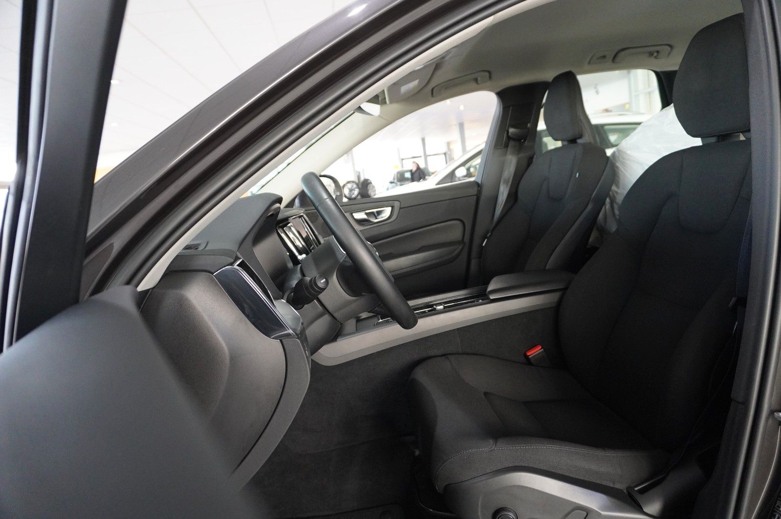 Fahrzeugabbildung Volvo XC 60 MOMENTUM PRO 2WD NAVI/LED/360°/VIRT./AHK