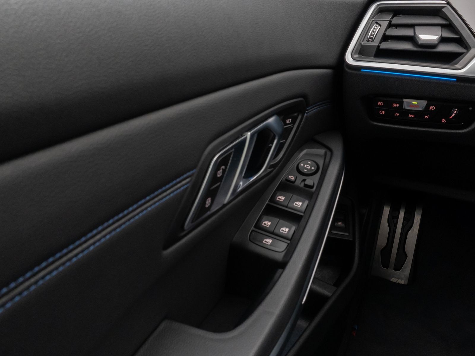 Fahrzeugabbildung BMW 330e  M Sport Panorama Laser Kamera HUD HiFi