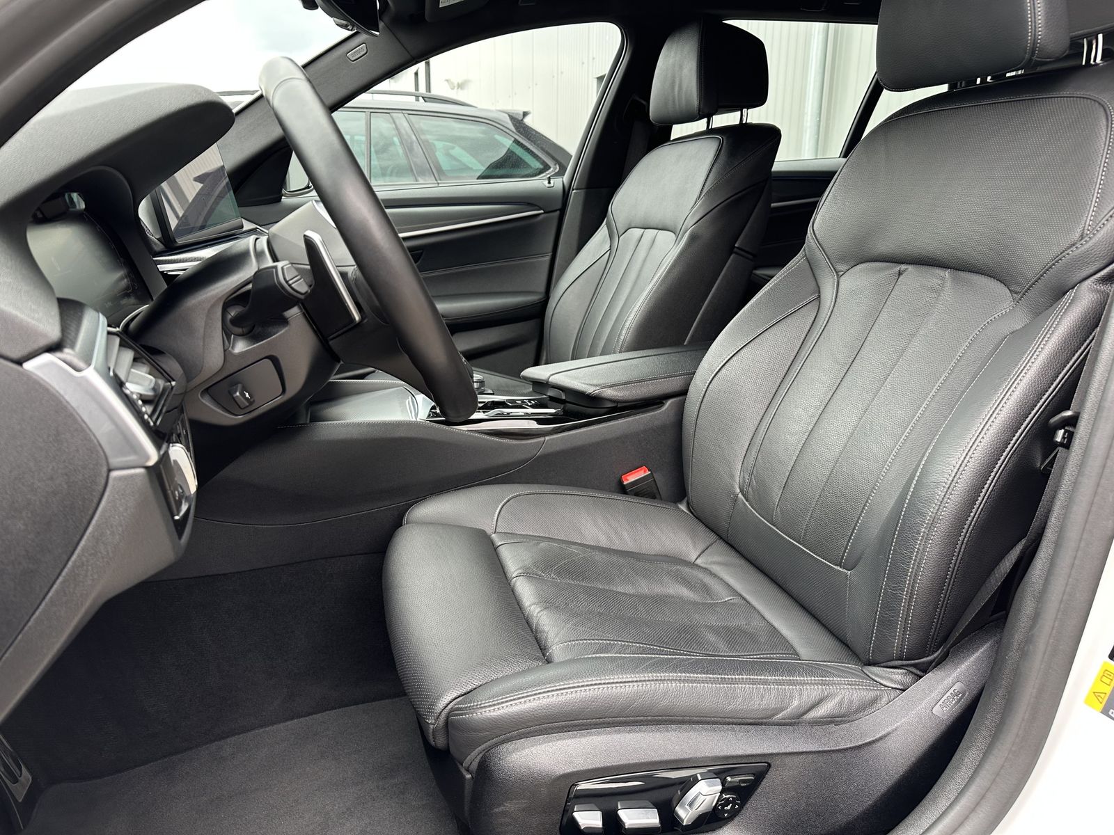 Fahrzeugabbildung BMW 530e Touring M-Sport NAV+LED+ACC+HEAD-UP+360°+VC