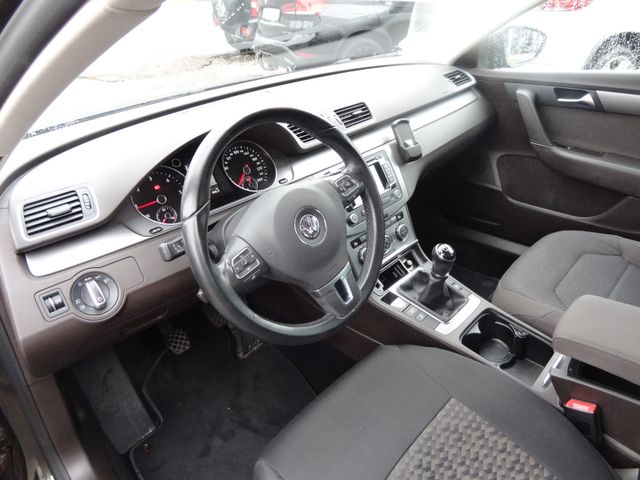 Fahrzeugabbildung Volkswagen Passat Lim. Comfort/Xenon/Navi/140PS/2.Hd/