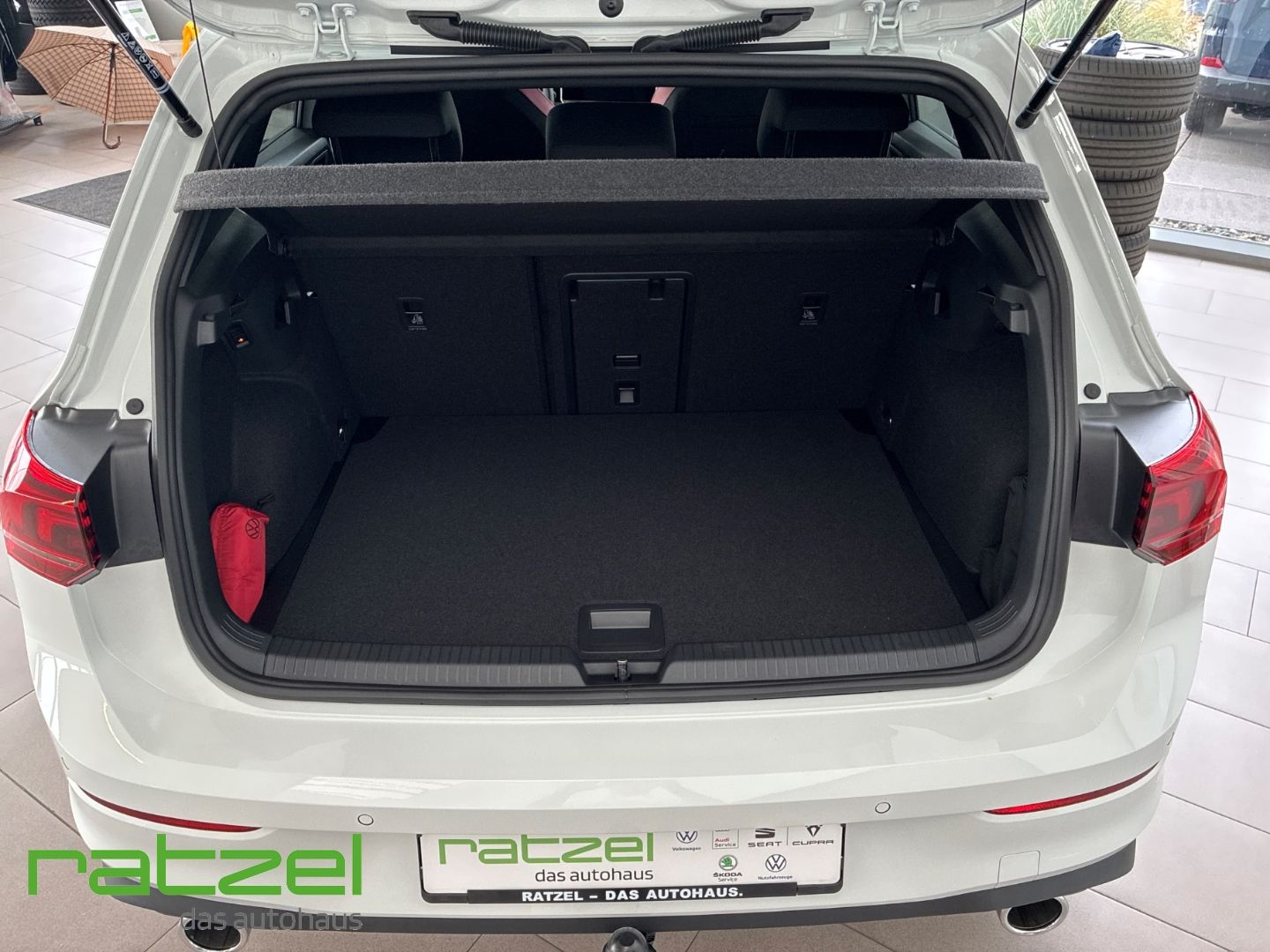Fahrzeugabbildung Volkswagen Golf VIII 2.0TSI GTI AHK+Light Assist+Winterpake
