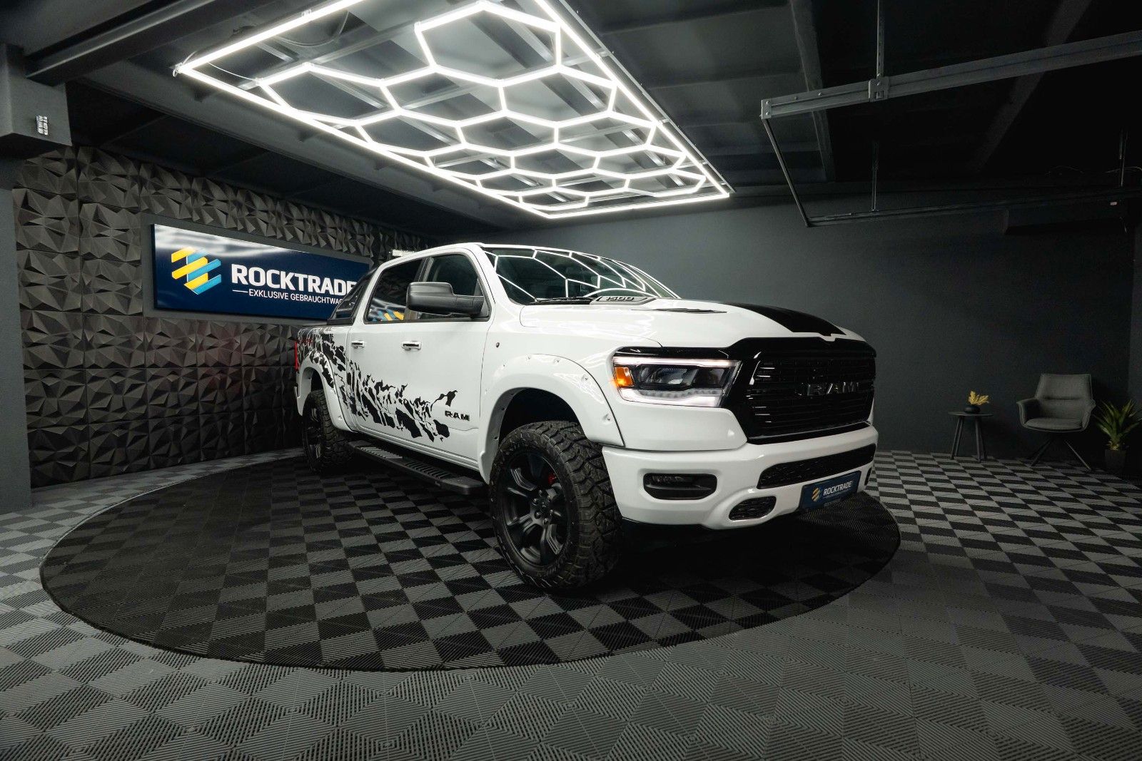 Fahrzeugabbildung Dodge RAM 5.7 V8 HEMI 4x4 OFFROAD Night-Paket *LED*