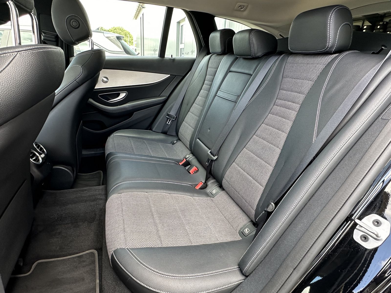 Fahrzeugabbildung Mercedes-Benz E 300e T Avantgarde NAV+LED+PANO+WIDESCREEN+KAM