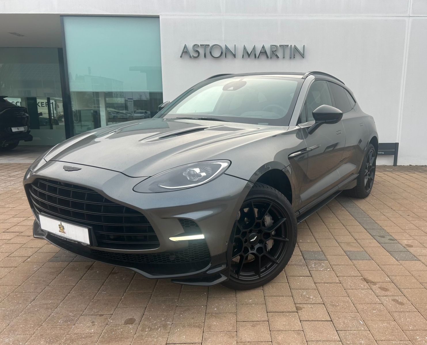 ASTON MARTIN DBX