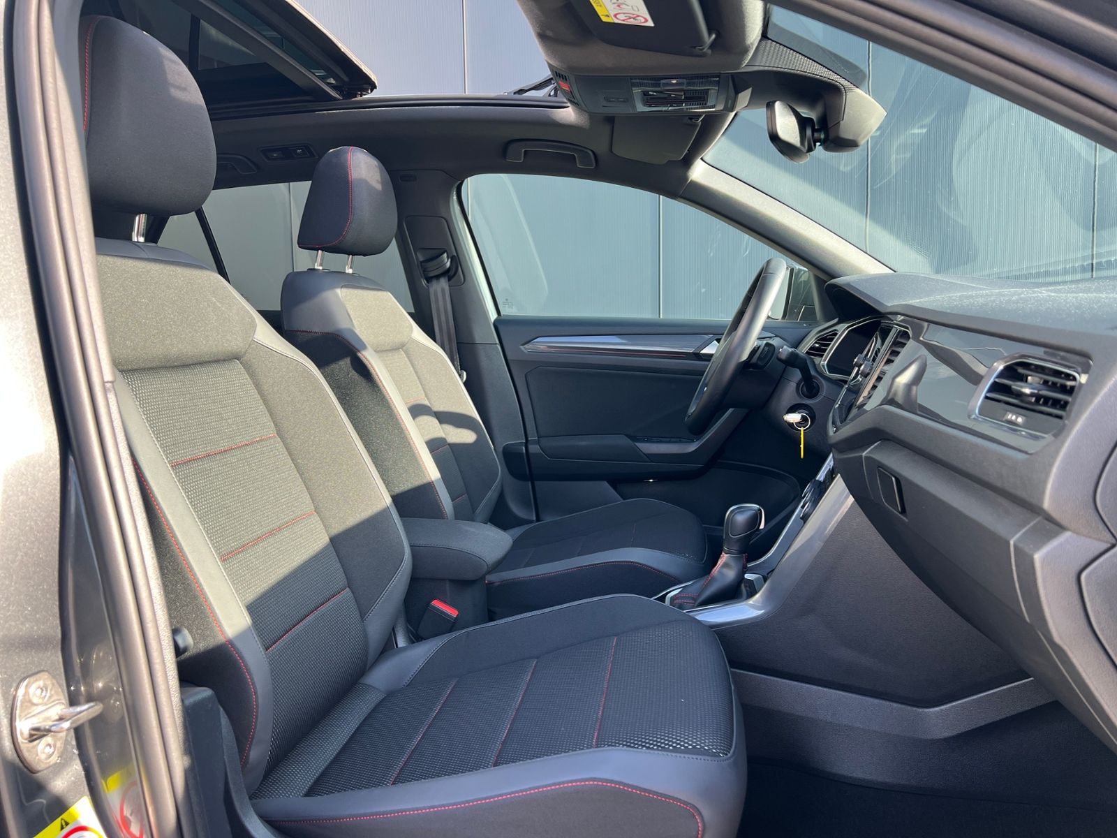 Fahrzeugabbildung Volkswagen T-Roc Sport 1.5 TSI DSG R-Line *AHK, Panoramadac