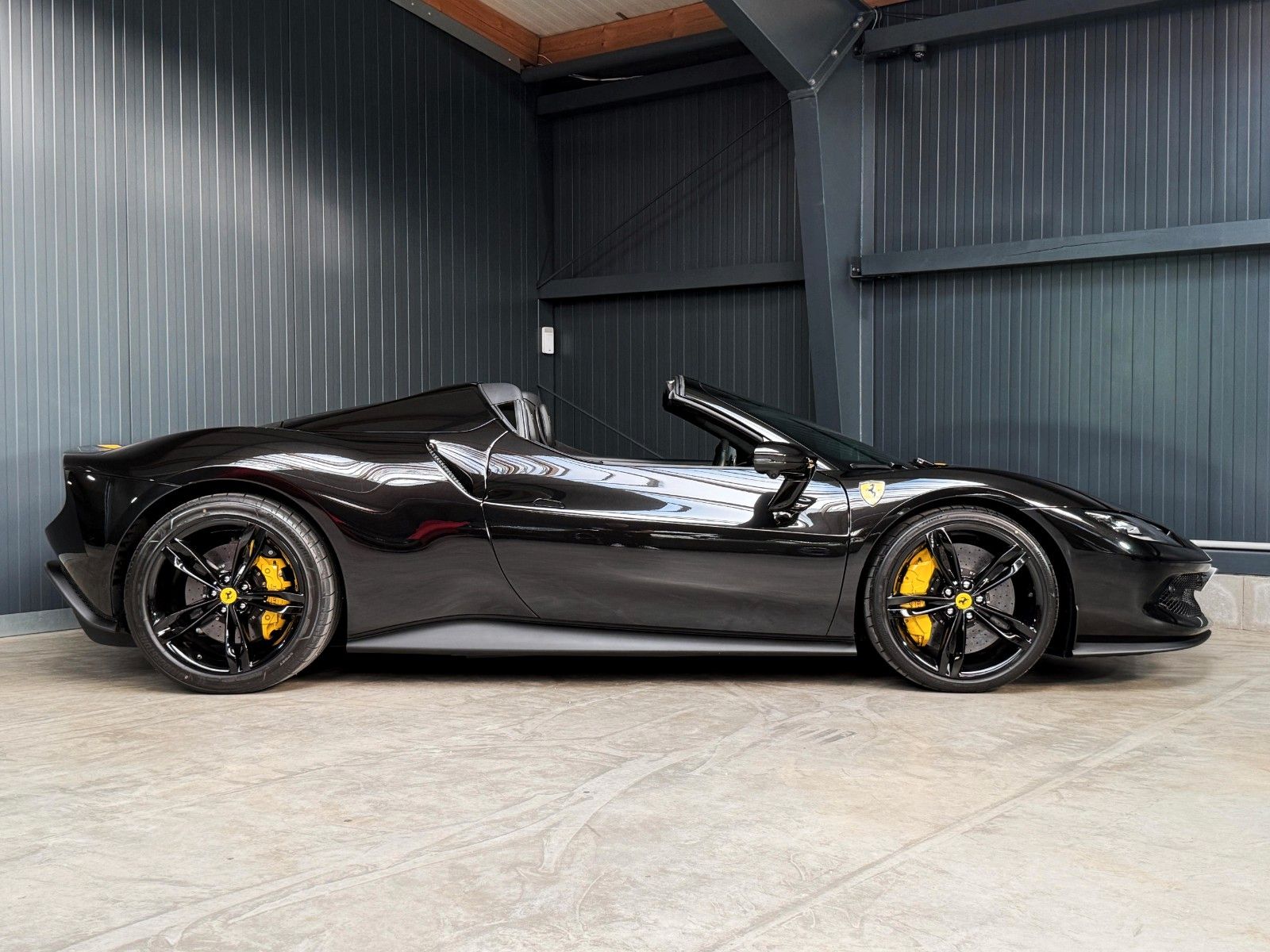 Fahrzeugabbildung Ferrari 296 GTS + Nero Extracampione + Racing Seats