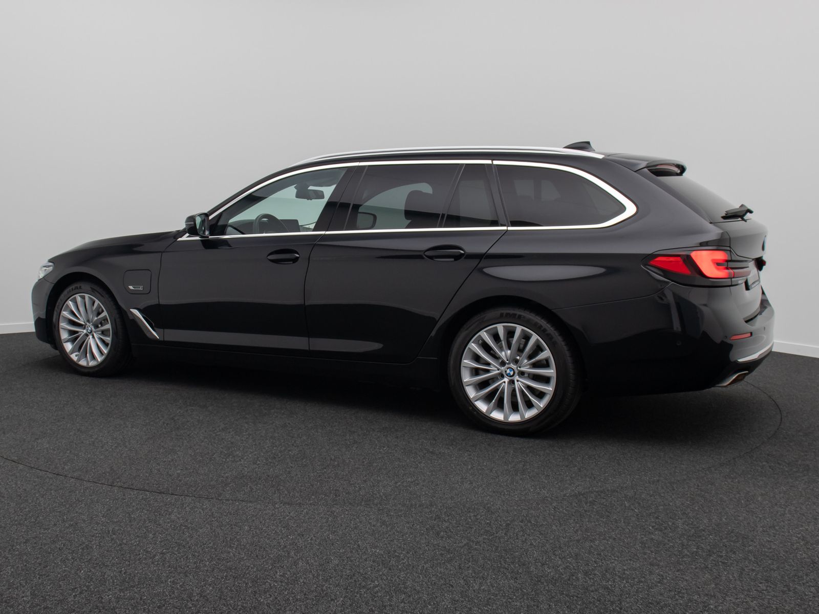 Fahrzeugabbildung BMW 530e Luxury Line Laser HUD HiFi DAB Panorama 18"