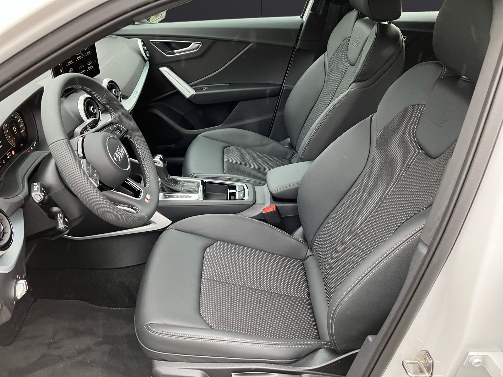 Fahrzeugabbildung Audi Q2 35 TFSI S-line S-tronic LED AHK AVC GRA PDC S