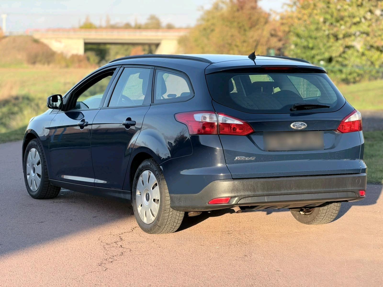Ford Focus 2011 — interior
