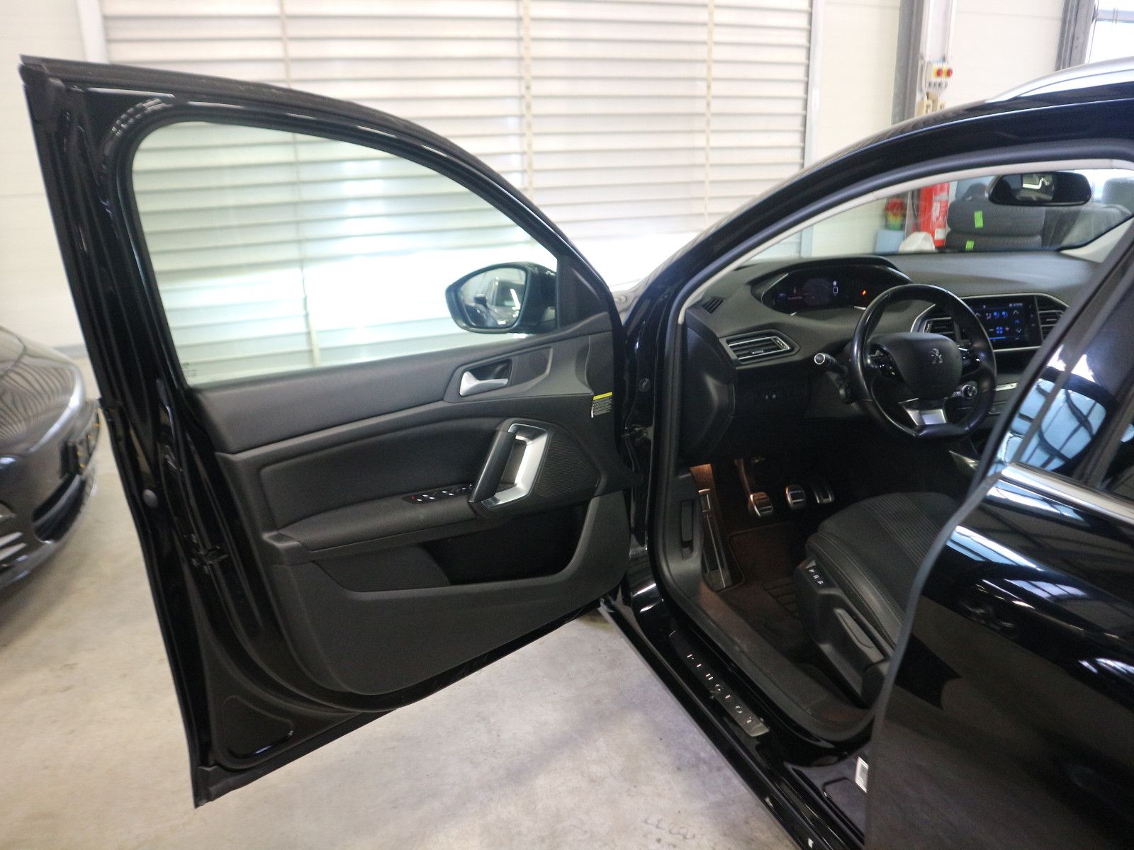 Fahrzeugabbildung Peugeot 308 SW Allure Pack ACC AHK Blis Nav Kam SHZ LED