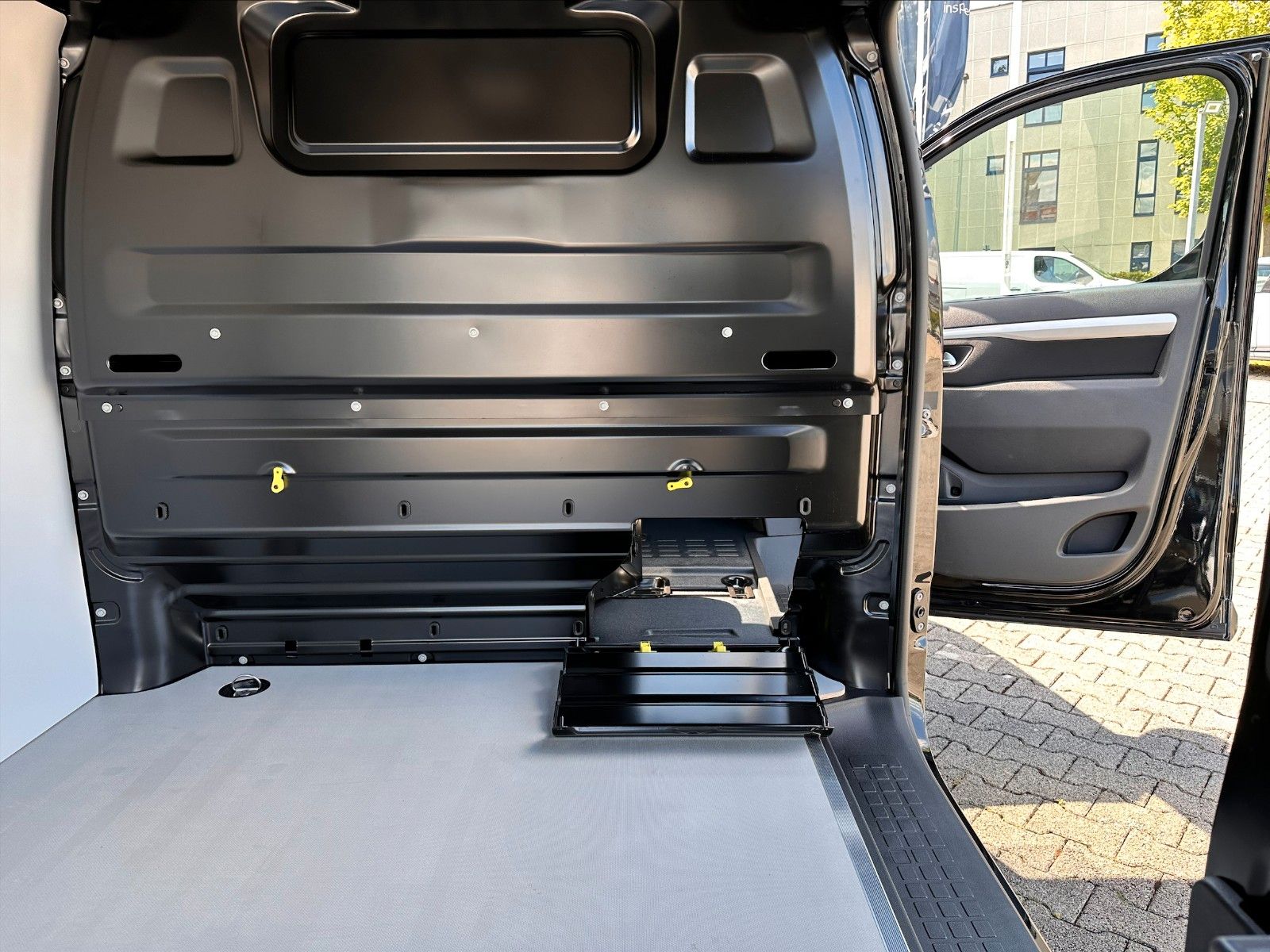 Fahrzeugabbildung Citroën e-Jumpy Kasten Standard 75KWh Navi Sítzhzg