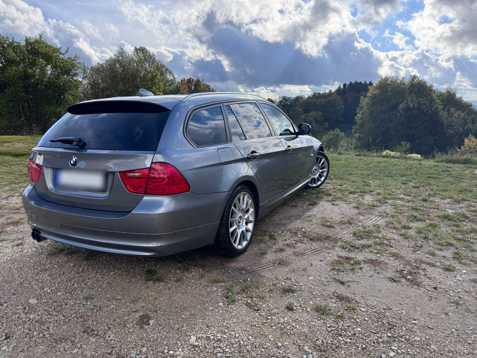 BMW 320 2011 — салон